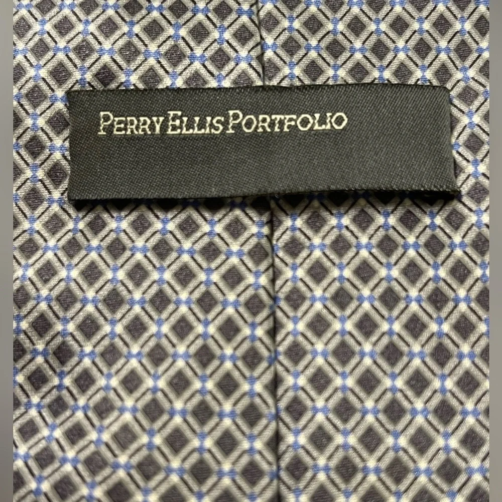 🔥👔PERRY ELLIS 100% silk tie. Silver gray with dot pattern in charcoal & blue‼️